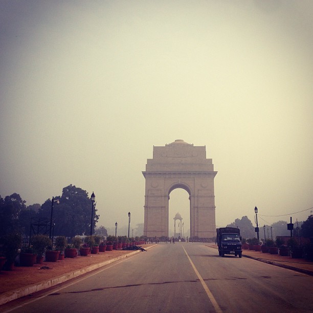 INDIA GATE 没有那么危险，警察都在周围待命，学生都在周边潜伏议论。