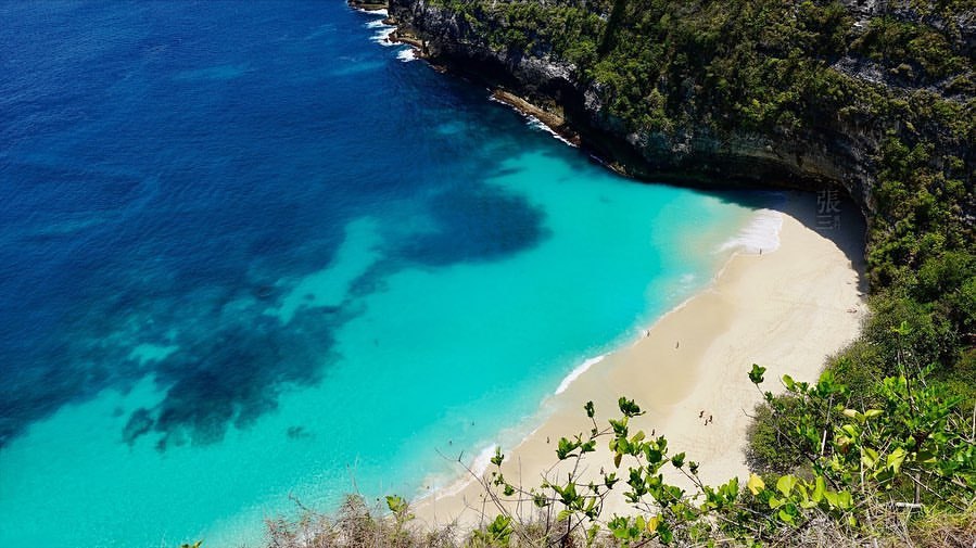 Kelingking Beach in Nusa Penida worth to go to the beach and swimming. 佩妮达岛日游