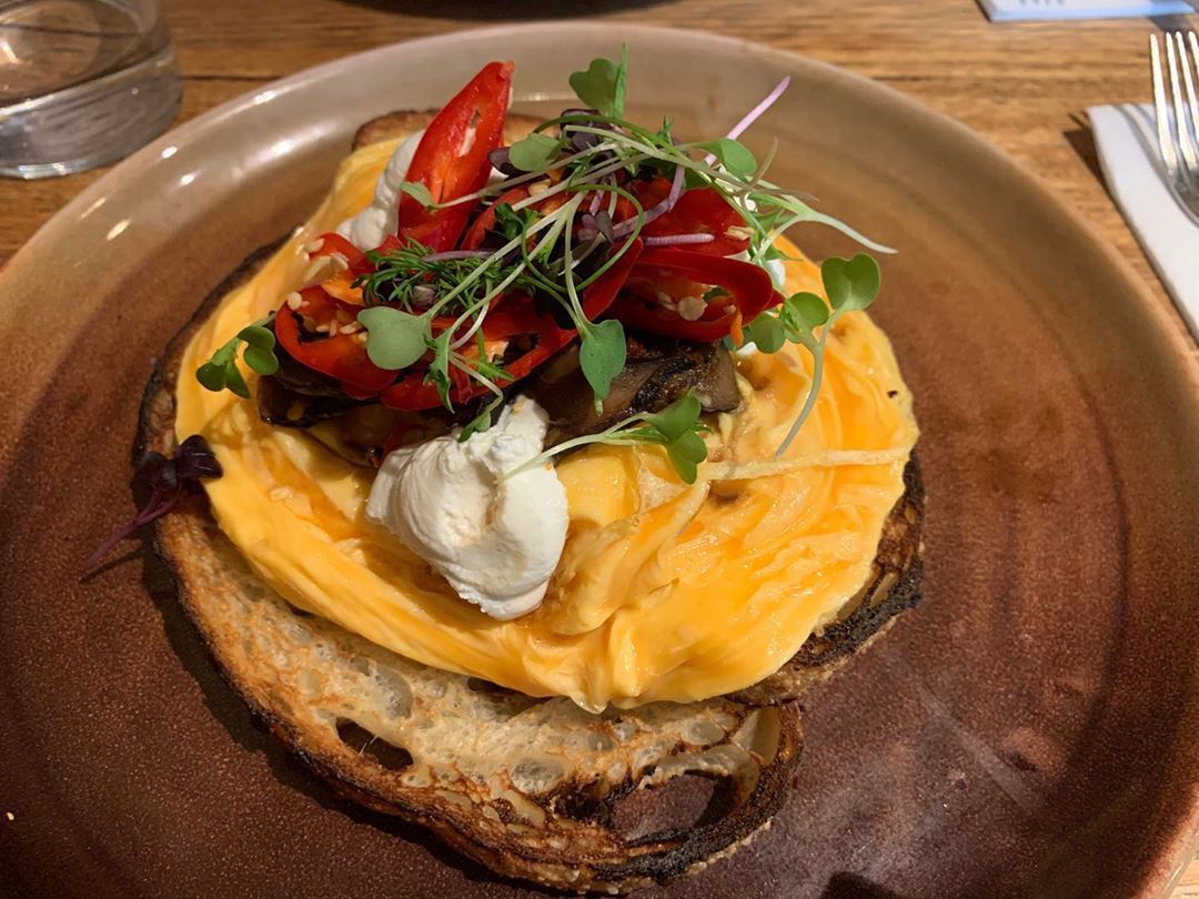 Top Paddock是家网红店，Brunch卖相比口感好。靠近Tesla店，一位难求，很多车主把车停到超级充电桩充电，来这里打发时间。