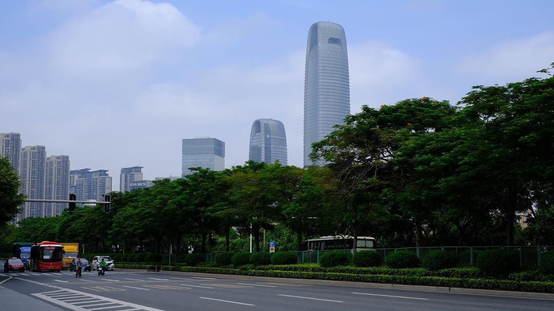 上次来广州还是4-5年前，变化非常大，地铁已经能把人绕晕。