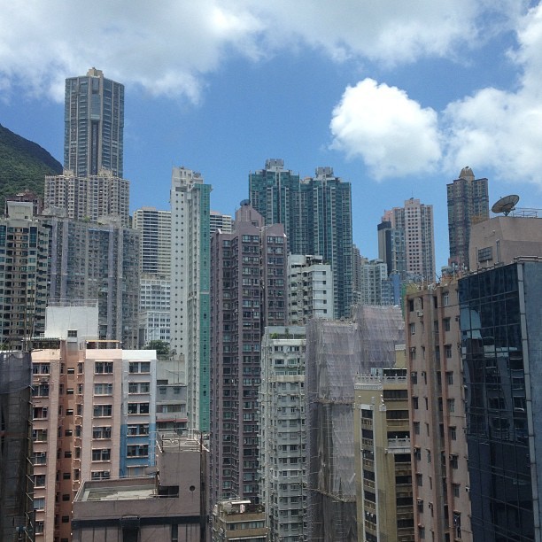 住在这么密集的楼里不压抑吗？MM抽烟的明显比大陆多。