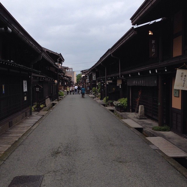 古色古香的街景，有很多懂生活的特色店铺。手艺人居多，从木刻，洗染、酿酒到漆器和香料。