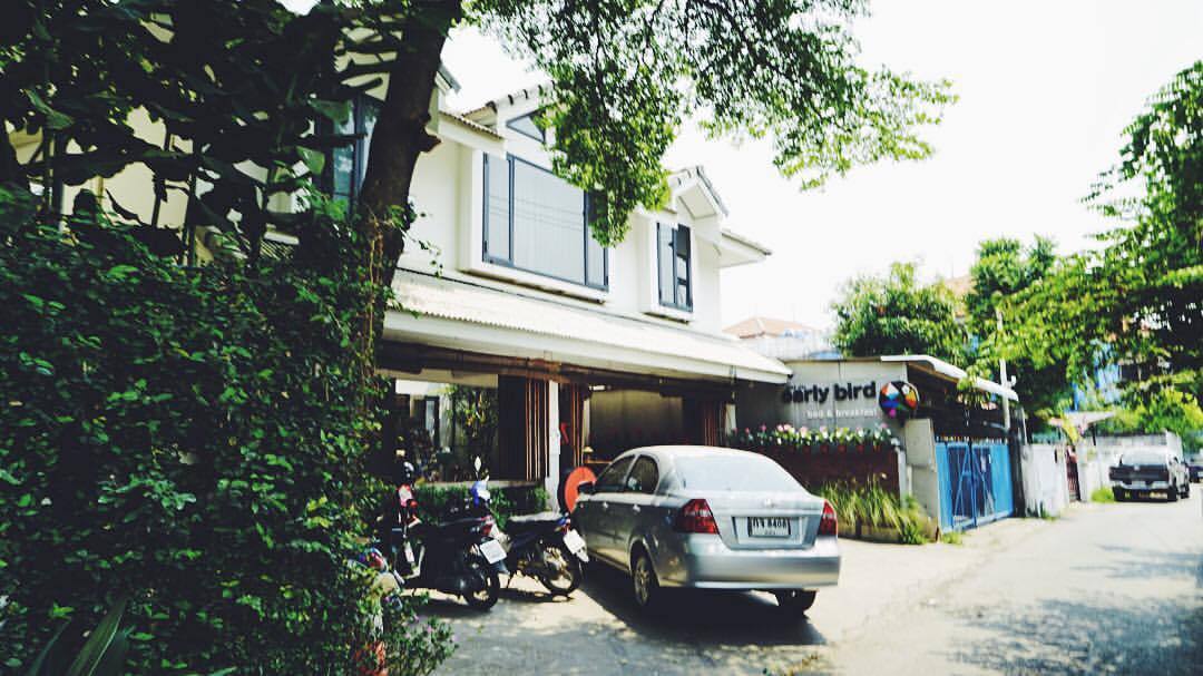 四年前住在这里，坐二楼窗台上看着屋外的雨