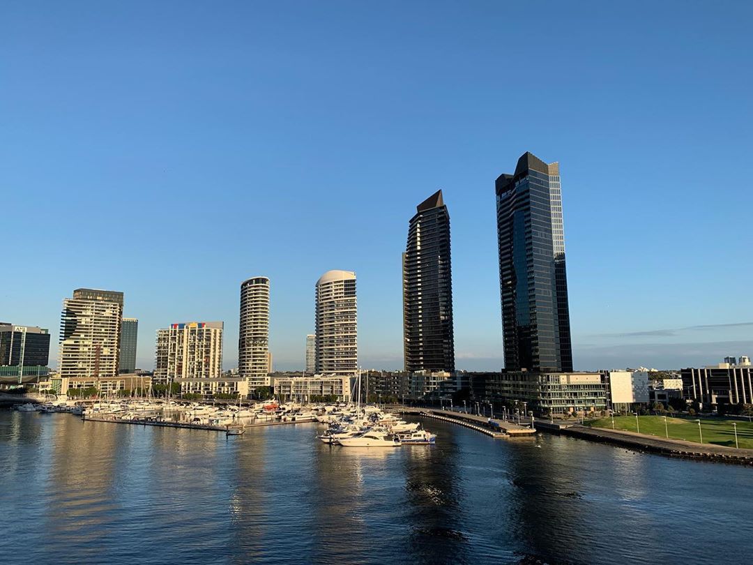 在 Docklands Waterfront City