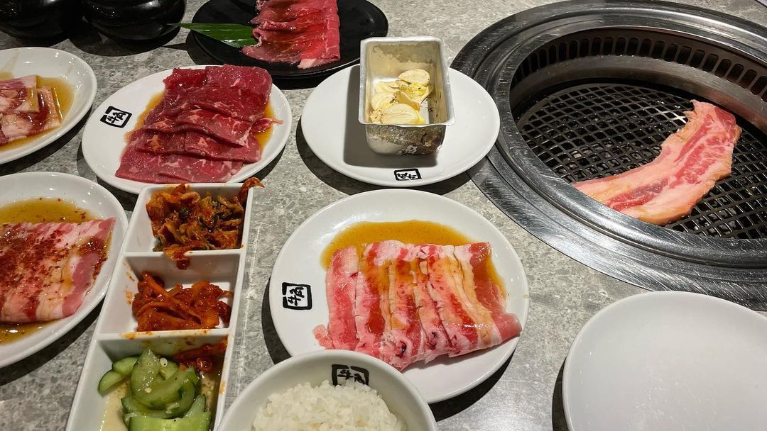日料自助，雅加达和国内都有店。Beachwalk豆开了阿拉比卡咖啡店了，晚上9点还在排队。