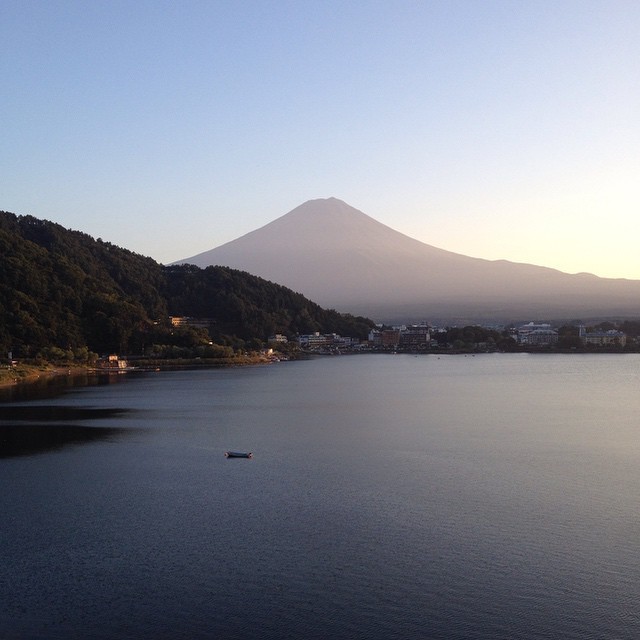 河口湖湖景房和几个老头泡完温泉，准备拍日落的富士山