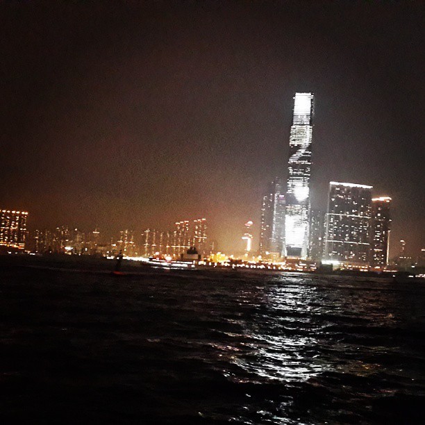 海边跑步的人真多