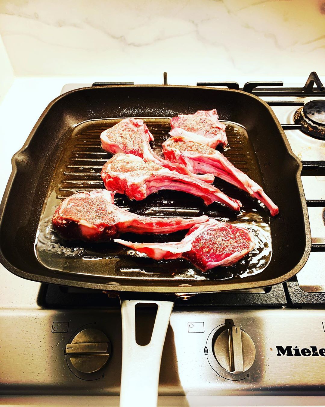 澳洲🐑的品质赶上了宁夏盐池滩羊。超市里买了羊蹄子，猪耳朵和鸡爪，来瓶🍺