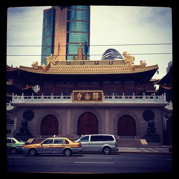 静安寺后面是环球世贸大厦